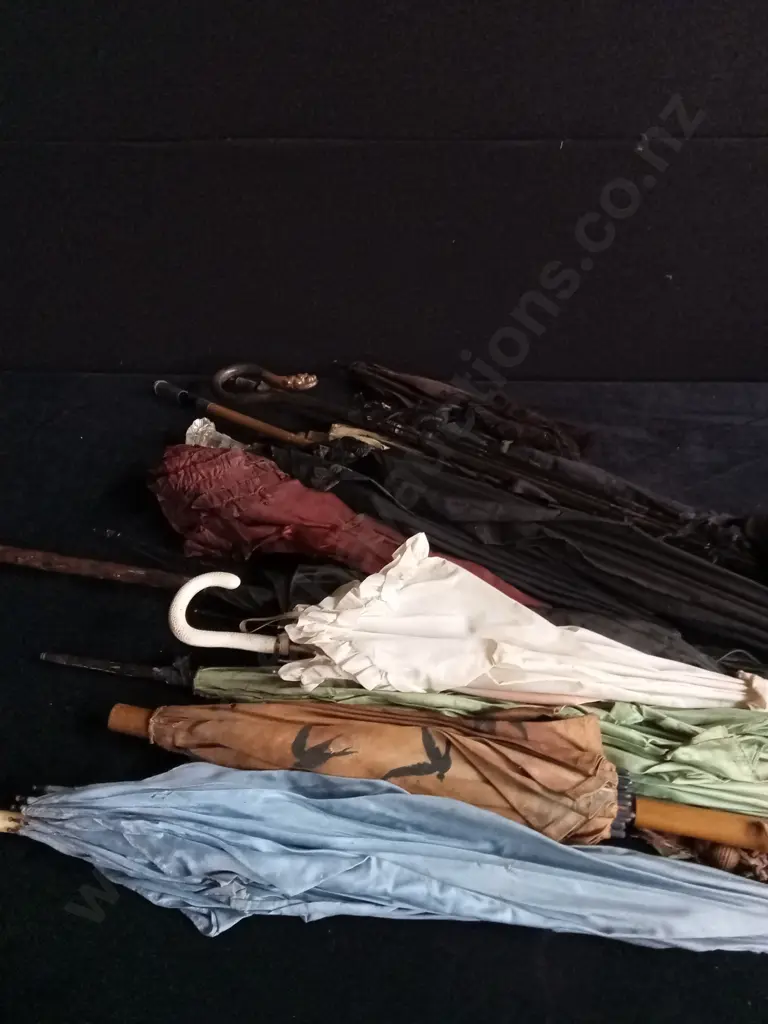 COLLECTION OF VINTAGE UMBRELLAS AND SUN SHADES VARIOUS SIZES STYLE AND CONDITION Image 1++