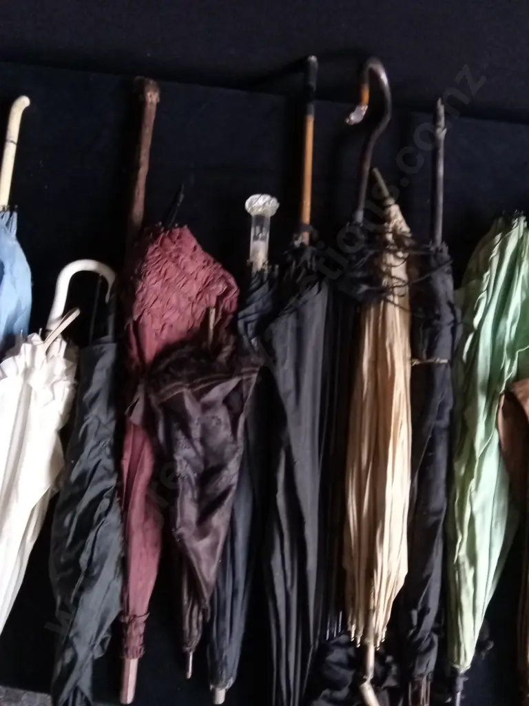 COLLECTION OF VINTAGE UMBRELLAS AND SUN SHADES VARIOUS SIZES STYLE AND CONDITION Image 1++