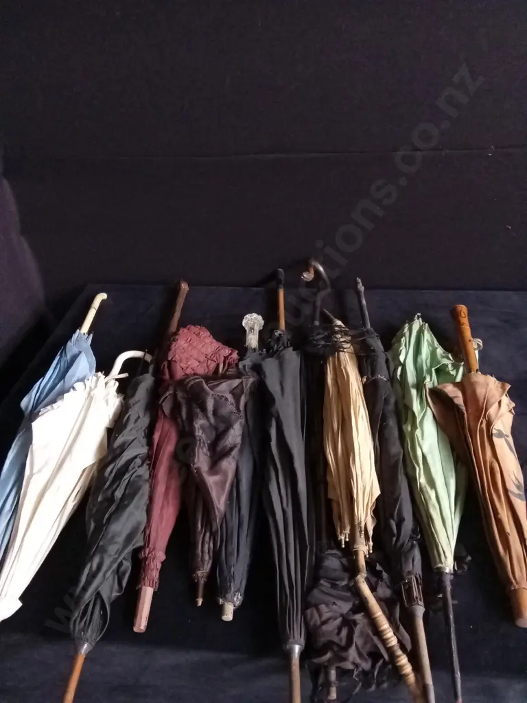 COLLECTION OF VINTAGE UMBRELLAS AND SUN SHADES VARIOUS SIZES STYLE AND CONDITION Image 1++