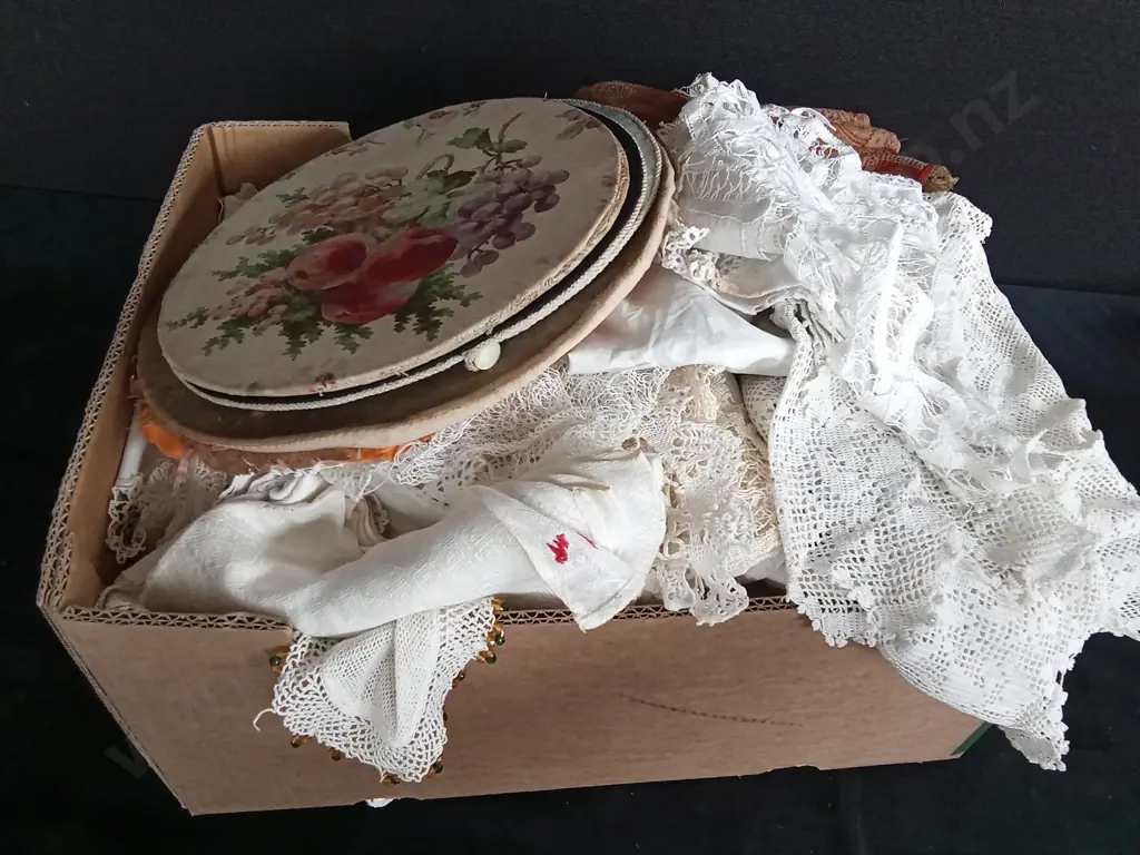 BOX OF ANTIQUE TABLECLOTHS AND PLACEMATS Image 1++