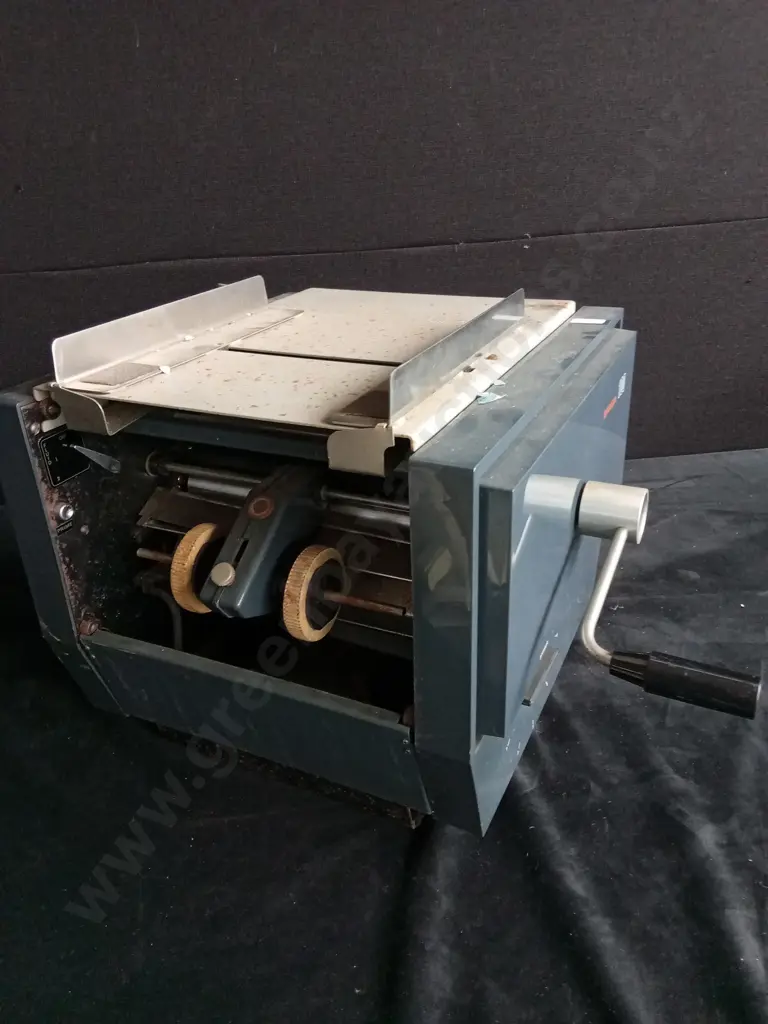 BANDA 100 VINTAGE HAND OPERATED  PAPER SCORING / FOLDING MACHINE Image 1++