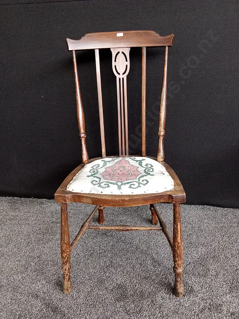 ANTIQUE WOODEN CHAIR Image 1++