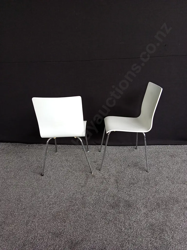 4 WHITE CHAIRS Image 1++