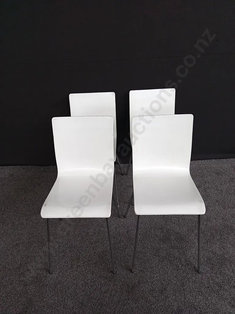 4 WHITE CHAIRS Image 1++