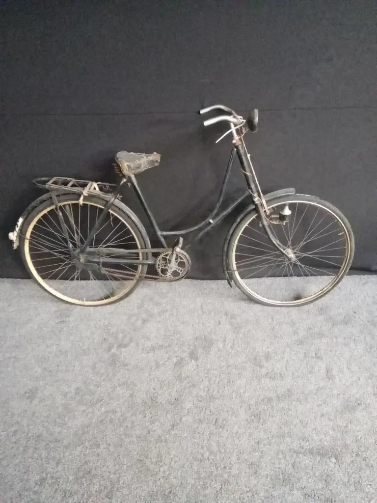 COLLECTION OF 5X VINTAGE PUSH BIKES SUIT DISPLAY / GAMES ROOM OR RESTORATION Image 1++