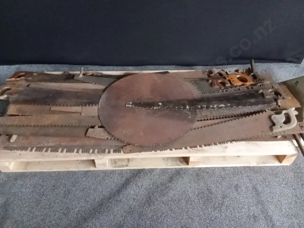 FULL PALLET OF ANTIQUE / VINTAGE HAND SAWS AND FORESTRY HAND SAWS & CROSSCUT SAWS OF VARIOUS TYPES Image 1++