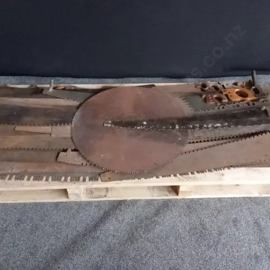 FULL PALLET OF ANTIQUE / VINTAGE HAND SAWS AND FORESTRY HAND SAWS & CROSSCUT SAWS OF VARIOUS TYPES