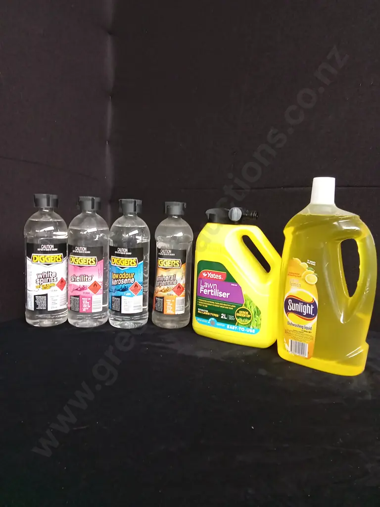 ASSORTMENT OF CLEANING AND GARDEN PRODUCTS Image 1++