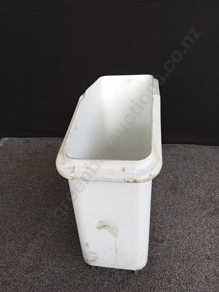 COMMERCIAL MOBILE INGREDIENT STORAGE BIN Image 1++