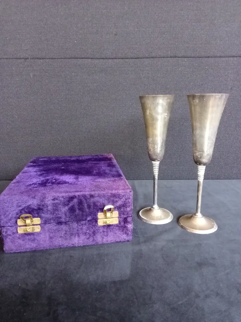 VINTAGE HIGHLANDS SILVER-PLATED CHAMPAGNE FLUTES IN PURPLE GIFT BOX Image 1++