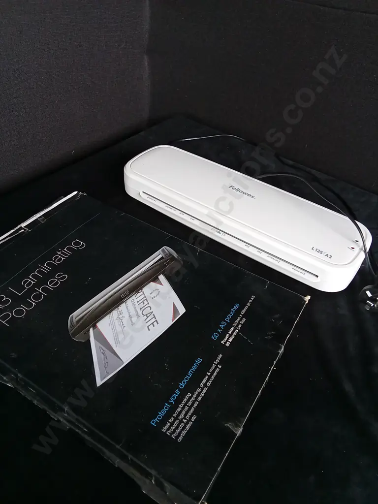 FELLOWES LAMINATOR AND SHEETS (WORKING) Image 1++