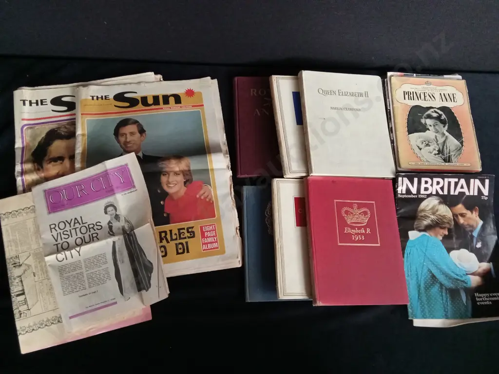 COLLECTION OF VINTAGE ROYAL FAMILY NEWSPAPERS AND BOOKS Image 1++