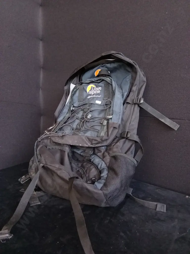 LOWE ALPINE HIKING PACK (DAMAGED ZIPS) AND ASSORTED ITEMS X 3 Image 1++