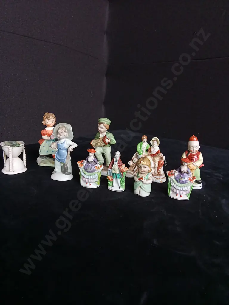 ARRAY OF VINTAGE CERAMIC FIGURES Image 1++