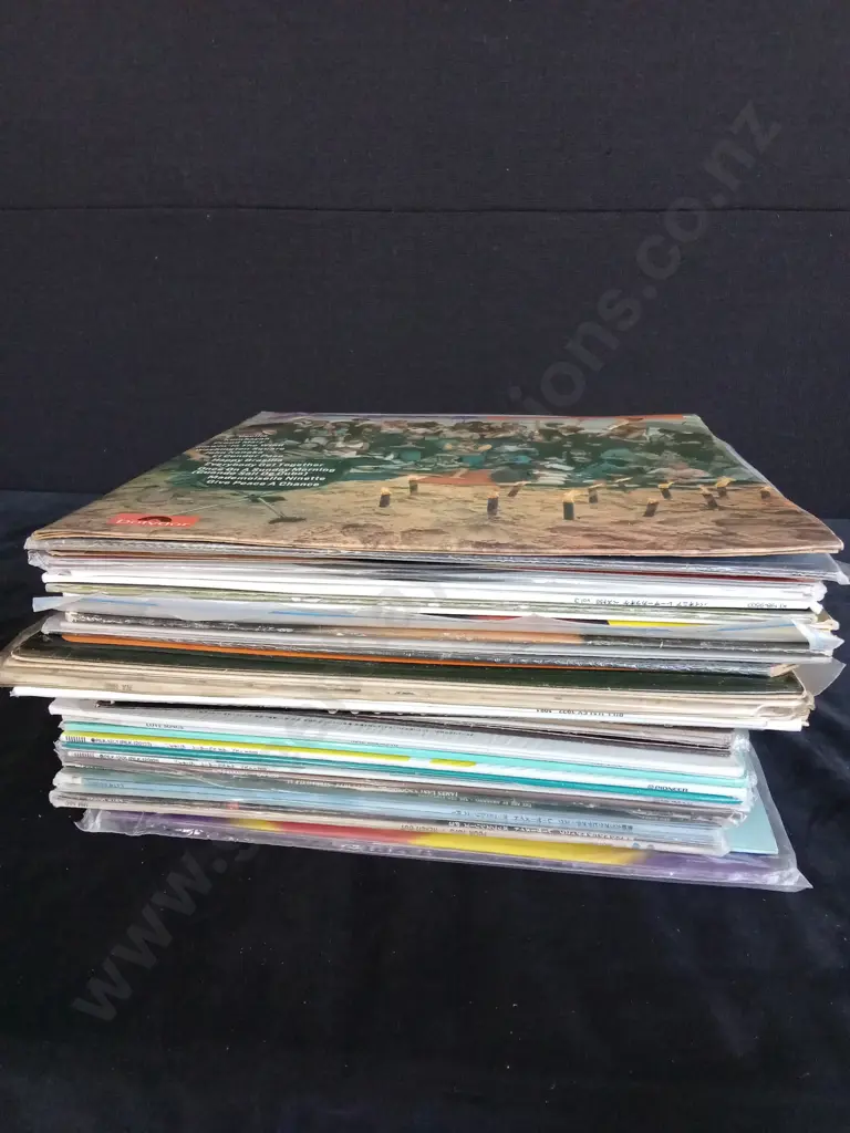 COLLECTION OF VINTAGE VINYL RECORDS Image 1++