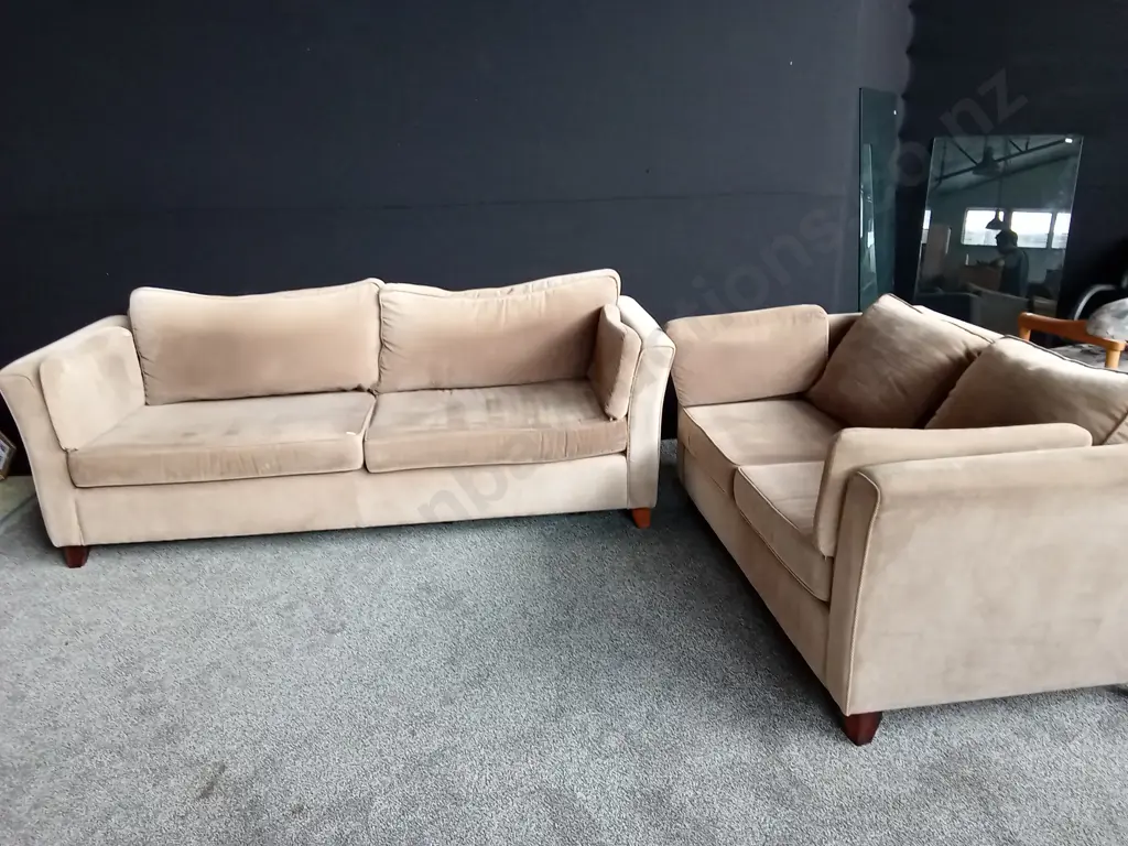 BIEGE 2 PIECE COUCH SET Image 1++
