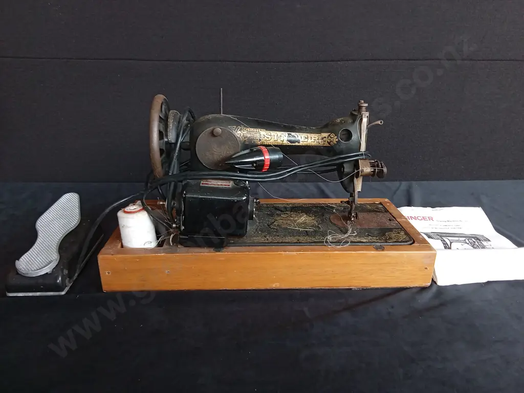 VINTAGE SINGER SEWING MACHINE NO. 15 Image 1++