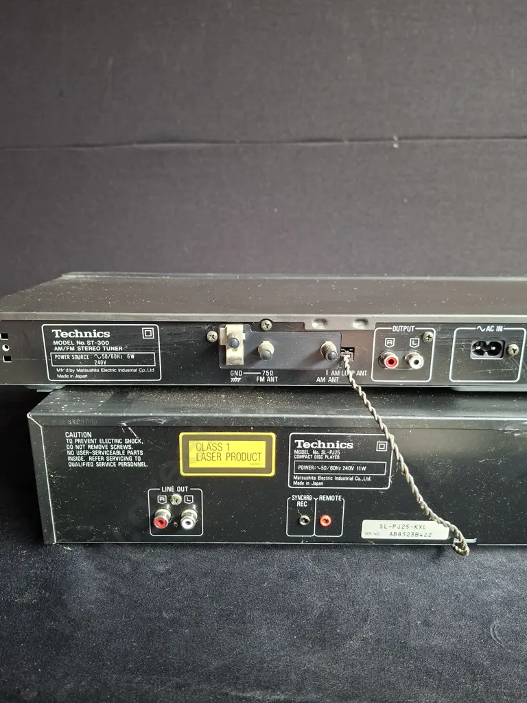 TECHNICS ST-300 AM/FM TUNER PLUS SL-PJ25 CD PLAYER BOTH POWER ON Image 1++