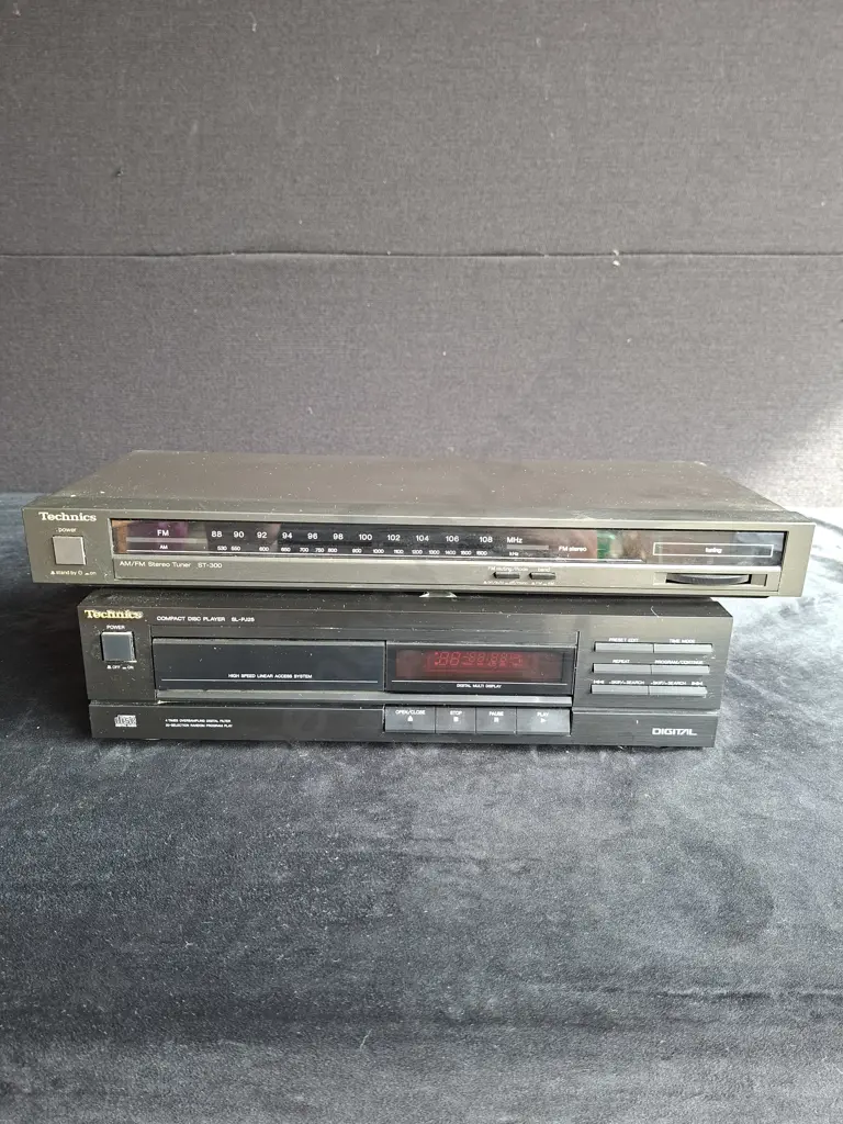 TECHNICS ST-300 AM/FM TUNER PLUS SL-PJ25 CD PLAYER BOTH POWER ON Image 1++