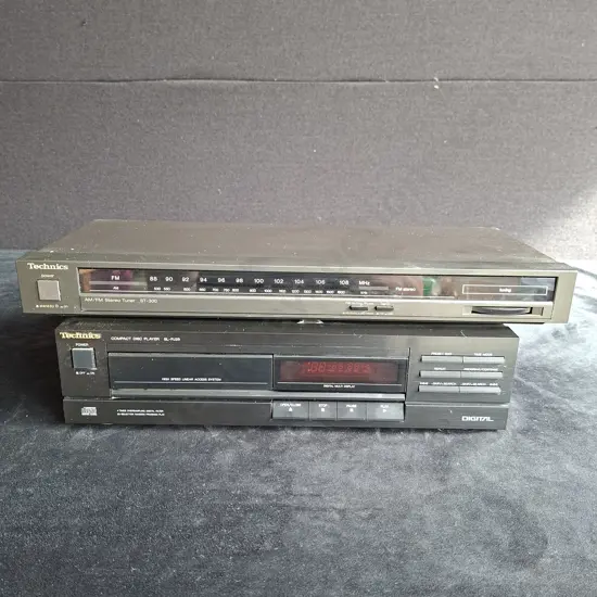 TECHNICS ST-300 AM/FM TUNER PLUS SL-PJ25 CD PLAYER BOTH POWER ON