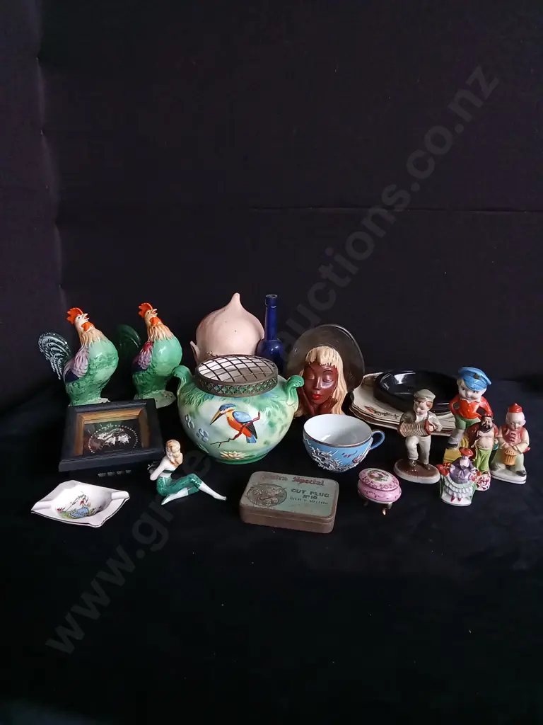 ASSORTMENT OF VINTAGE DECORATIVE ITEMS Image 1++
