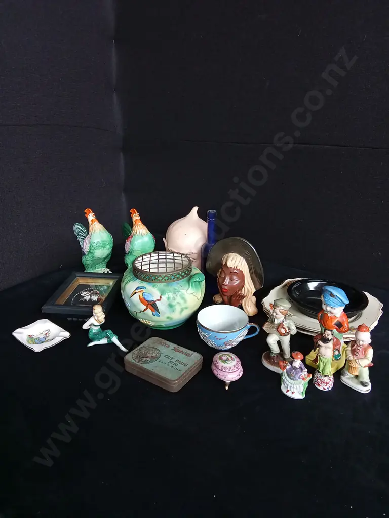 ASSORTMENT OF VINTAGE DECORATIVE ITEMS Image 1++