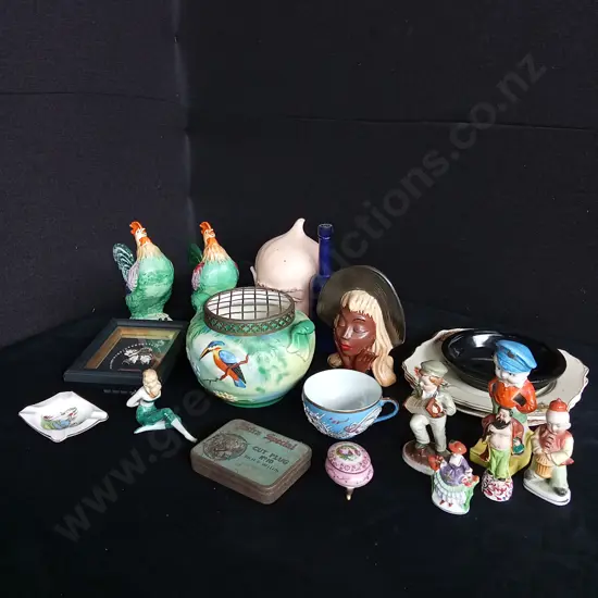 ASSORTMENT OF VINTAGE DECORATIVE ITEMS