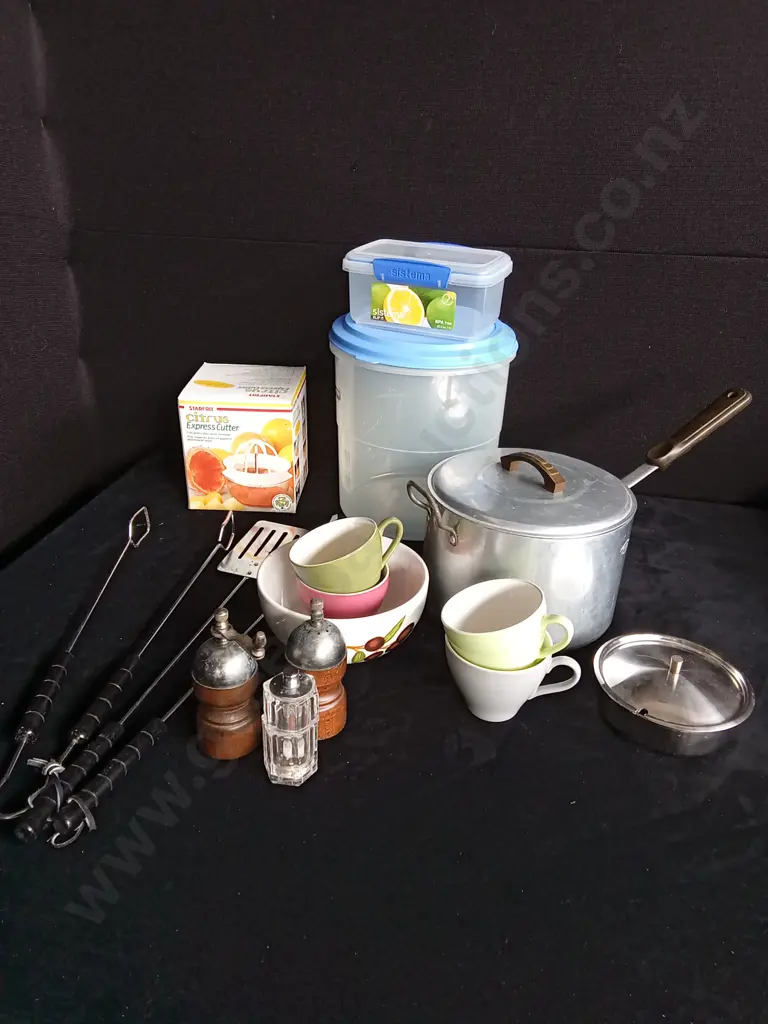 ASSORTMENT OF KITCHENWARE Image 1++