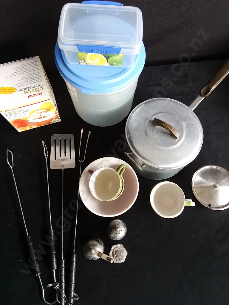ASSORTMENT OF KITCHENWARE Image 1++