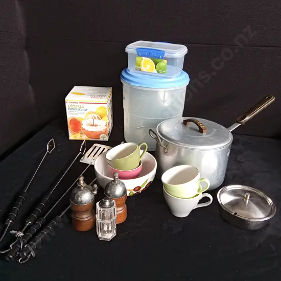 ASSORTMENT OF KITCHENWARE