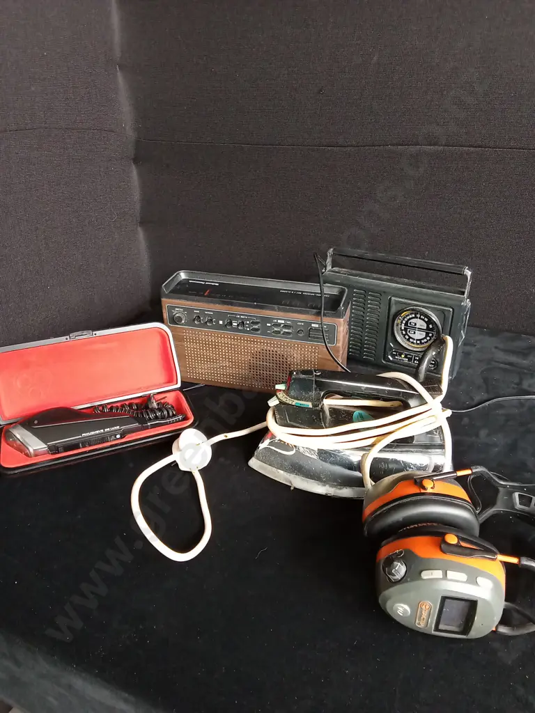 MIX OF VINTAGE ELECTRONICS (UNTESTED) Image 1++