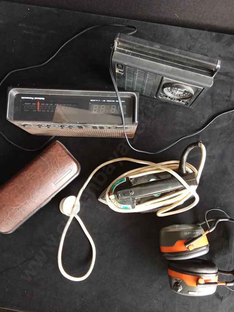 MIX OF VINTAGE ELECTRONICS (UNTESTED) Image 1++