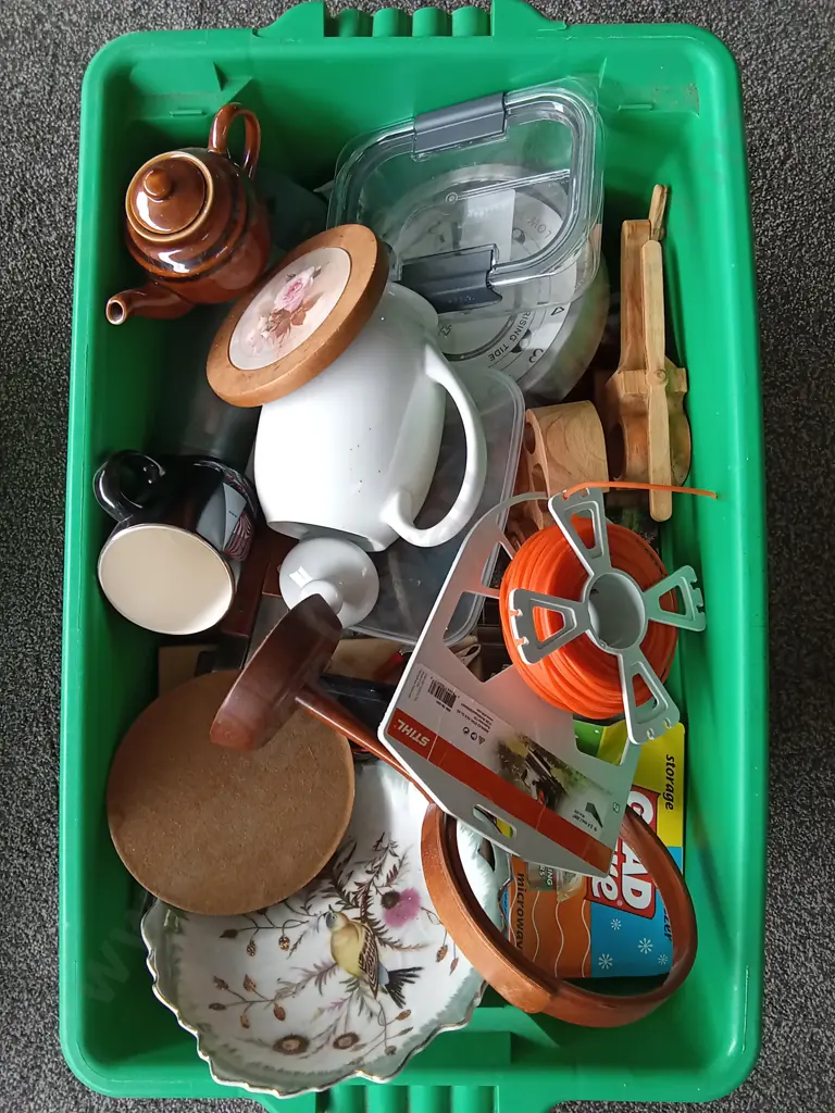 BOX OF MISCELLANEOUS ITEMS Image 1++