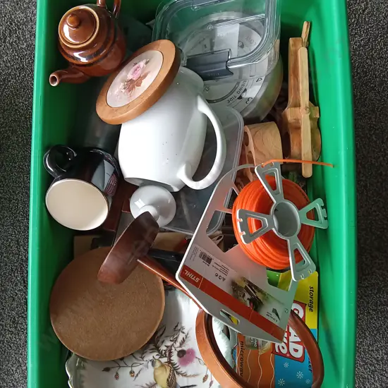 BOX OF MISCELLANEOUS ITEMS