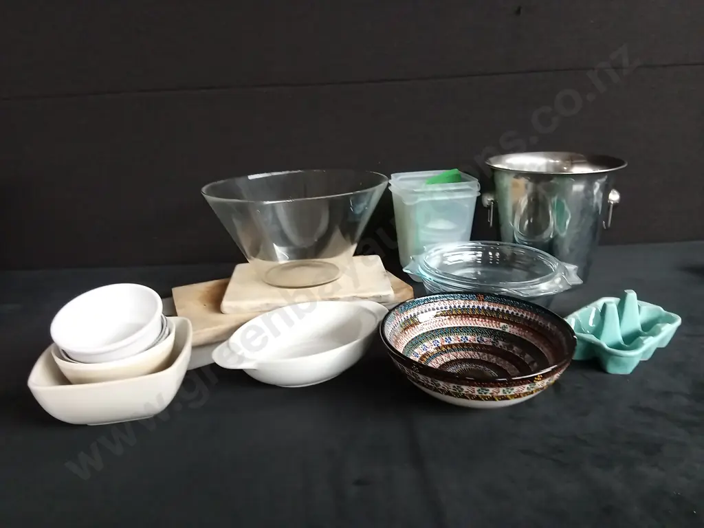 BOX OF ASSORTED KITCHEN ITEMS Image 1++