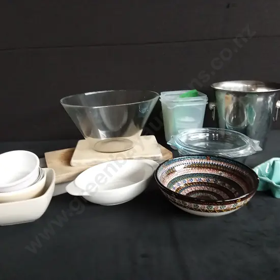 BOX OF ASSORTED KITCHEN ITEMS