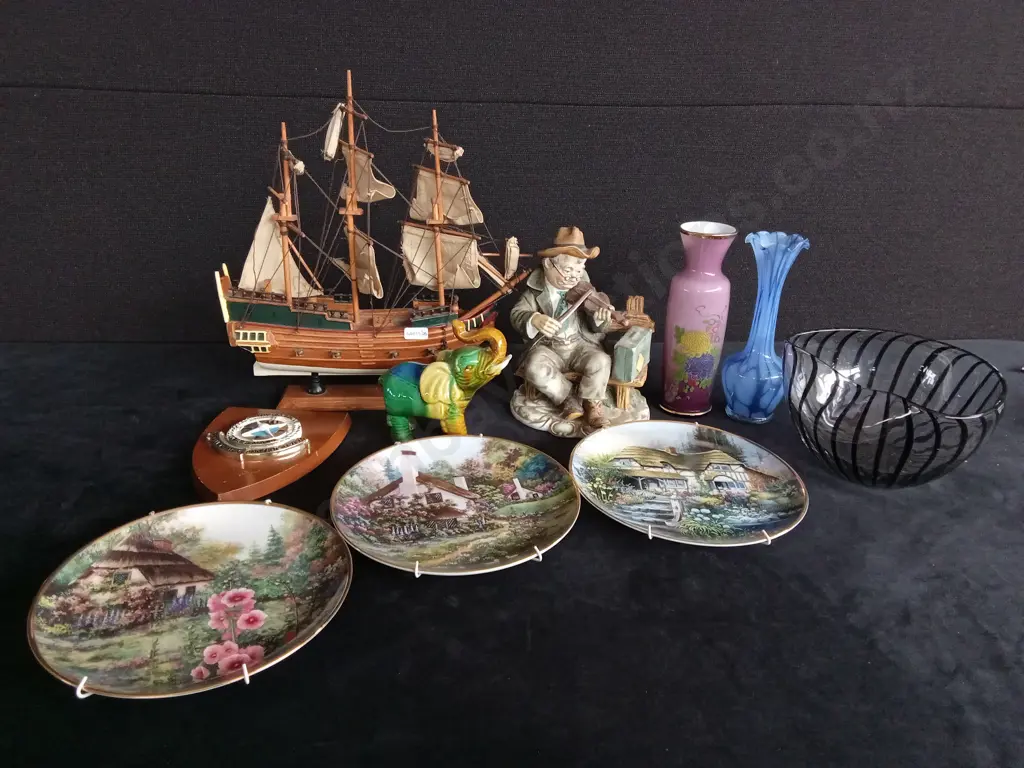 ASSORTED DECOR ITEMS Image 1++