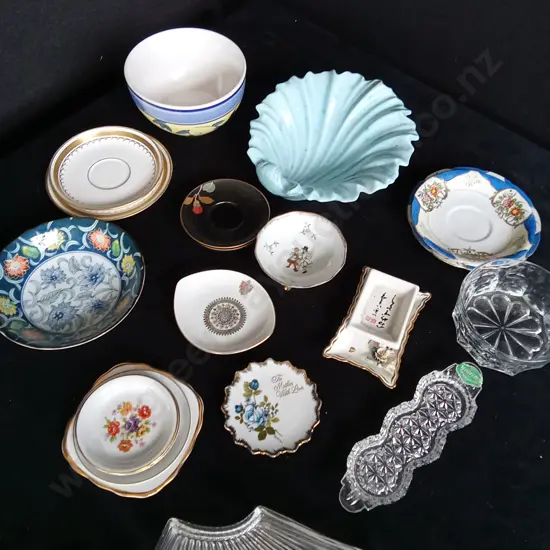 ASSORTMENT OF PLATES AND BOWLS