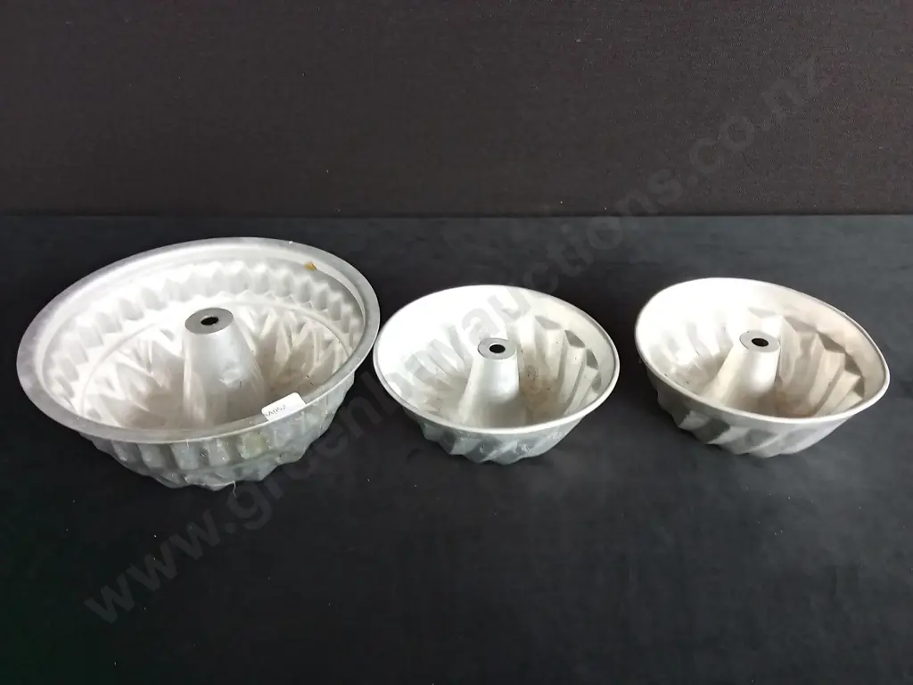VINTAGE ALUMINIUM CAKE PANS X 3 Image 1++