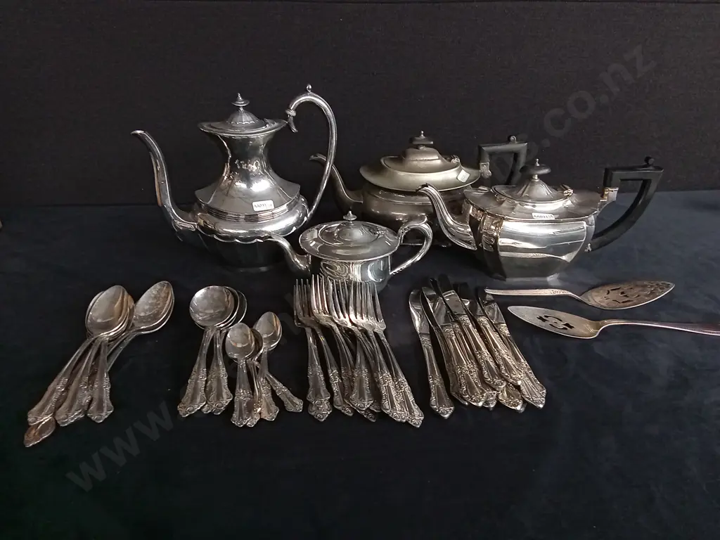 SET OF PLATED SILVERWARE Image 1++