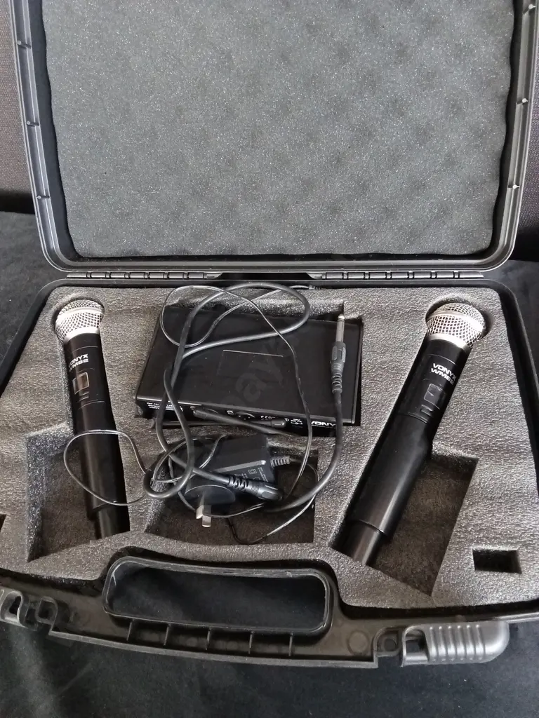 VONYX DUAL WIRELESS MICROPHONES IN CASE & VONYX WIRELESS HEADSET & MICROPHONE IN CASE Image 1++