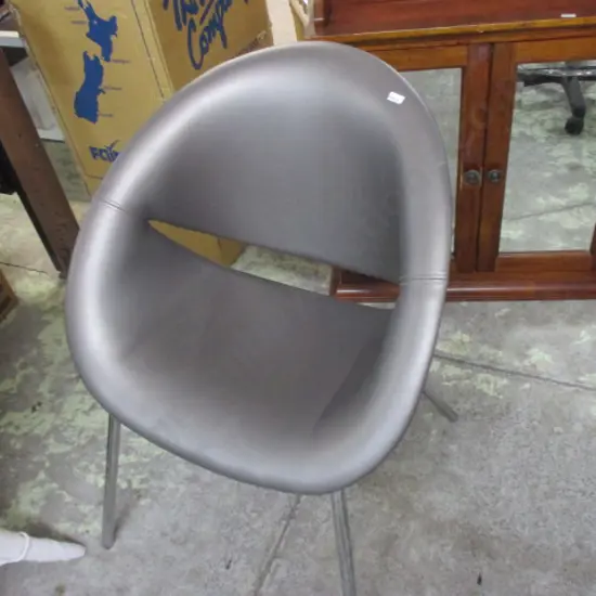 Lip Chair