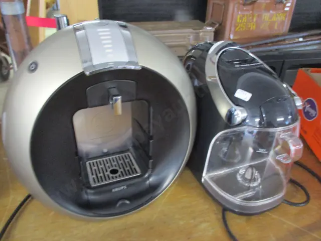 2 Coffeemakers Image 1++