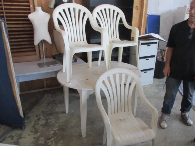 Table and Chairs Image 1++