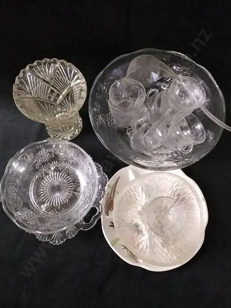 ASSORTED GLASSWARE Image 1++