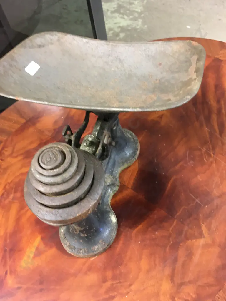 VINTAGE CAST IRON BALANCE SCALE WITH SET OF WEIGHTS Image 1++