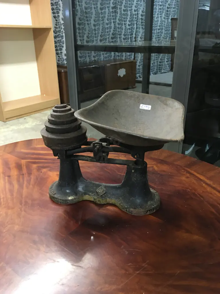 VINTAGE CAST IRON BALANCE SCALE WITH SET OF WEIGHTS Image 1++