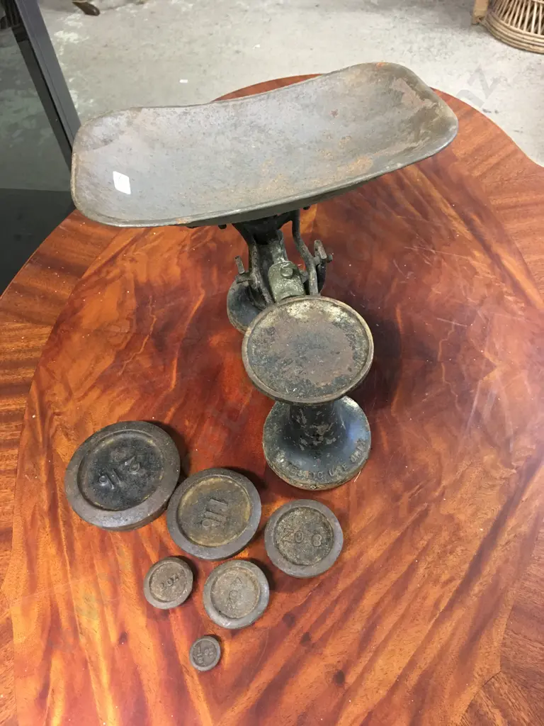 VINTAGE CAST IRON BALANCE SCALE WITH SET OF WEIGHTS Image 1++