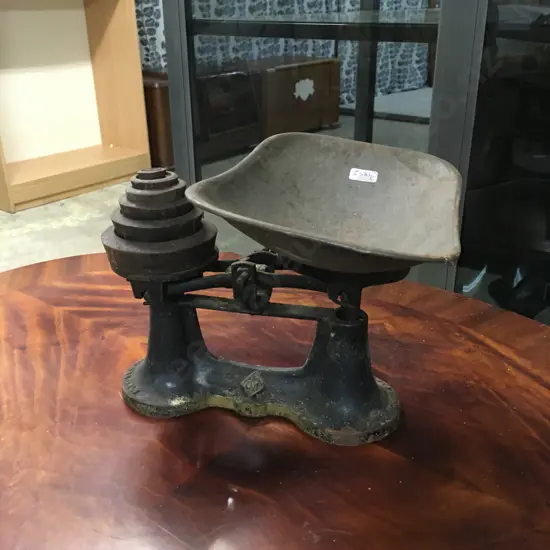 VINTAGE CAST IRON BALANCE SCALE WITH SET OF WEIGHTS