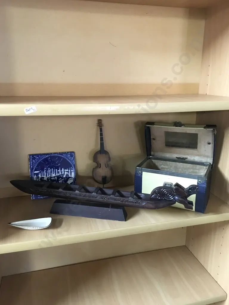 COLLECTABLES INCL WOODEN MODEL OF A WAKA TAUA Image 1++